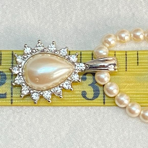 90s Monet Pearlesque Beaded Necklace Teardrop Pearlesque Rhinestone Trim Pendant - Picture 12 of 12